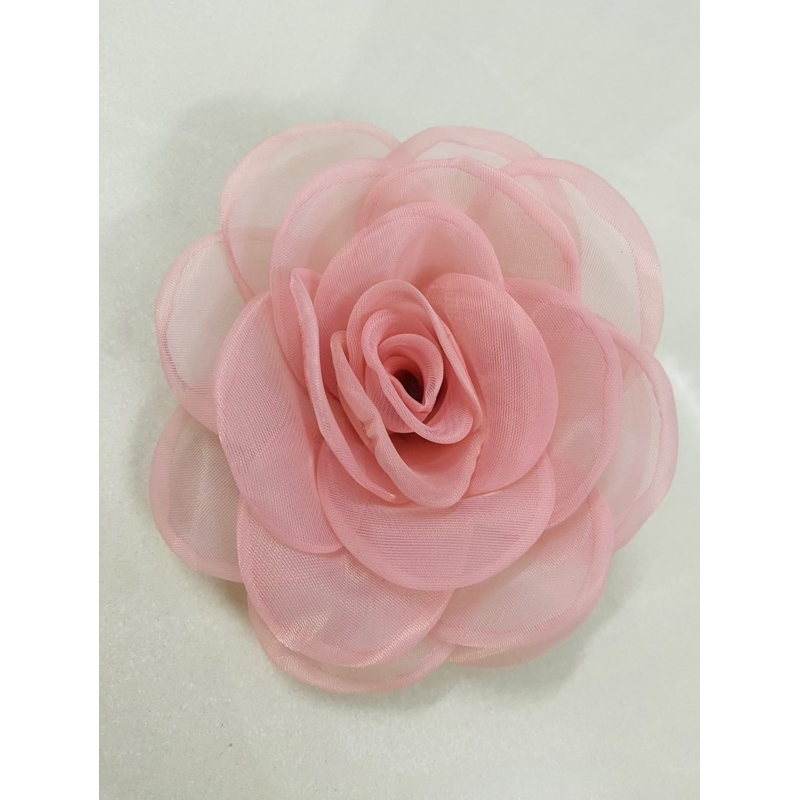 Pass nơ và hoa cài áo được chọn mẫu