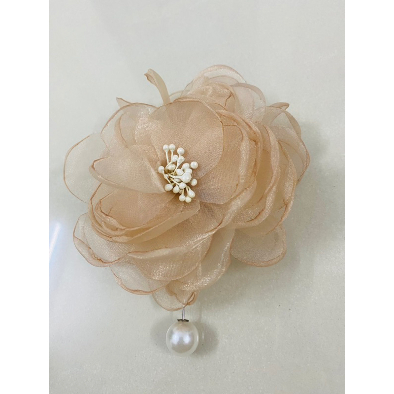 Pass nơ và hoa cài áo được chọn mẫu