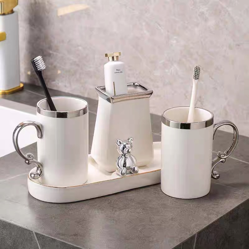 (CÓ SẴN) Bộ Cốc Đánh Răng, Bộ Để Bàn Chải Kem Đánh Răng Gốm Sứ Viền Bạch Kim Kèm Chú Gấu Bạc Cao Cấp