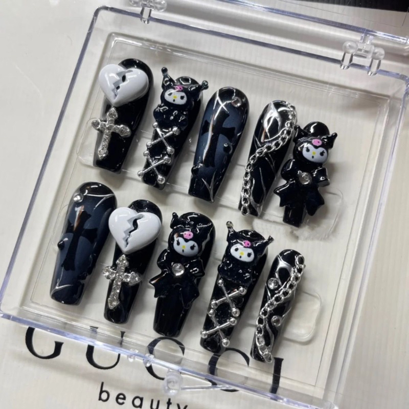 Móng giả thiết kế gắn charm tim nứt,nail box gắn charm kuromi cá tính