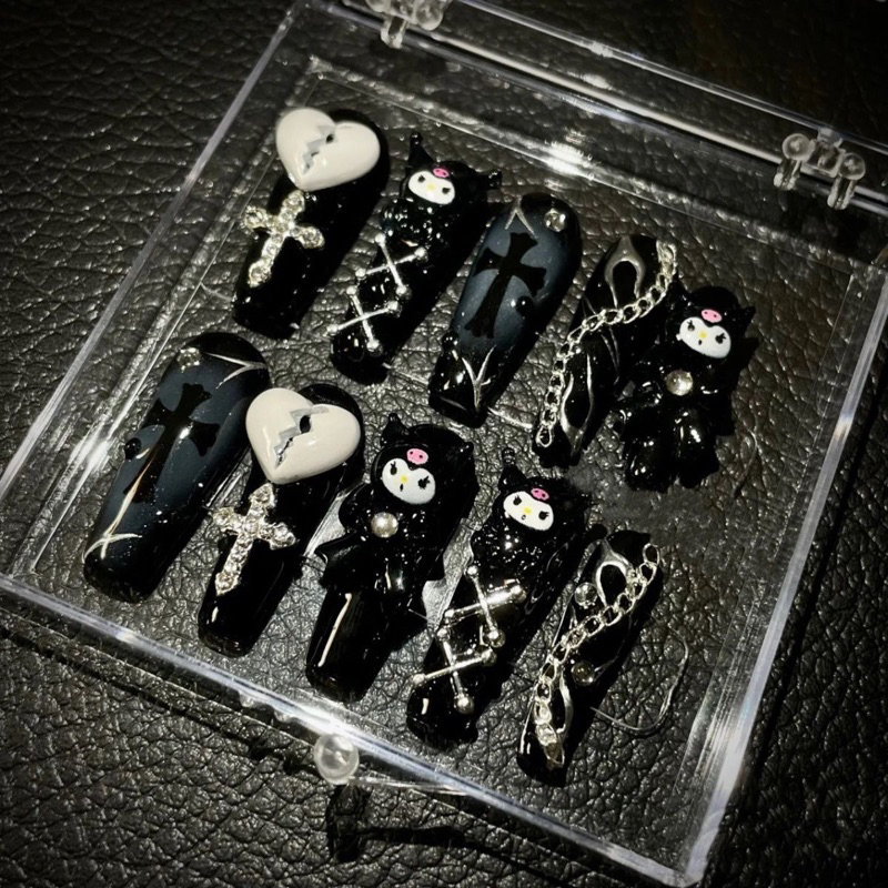Móng giả thiết kế gắn charm tim nứt,nail box gắn charm kuromi cá tính