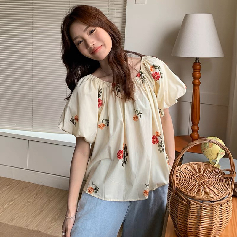 Áo trễ vai hoa thêu xinh xắn dành cho mùa hè