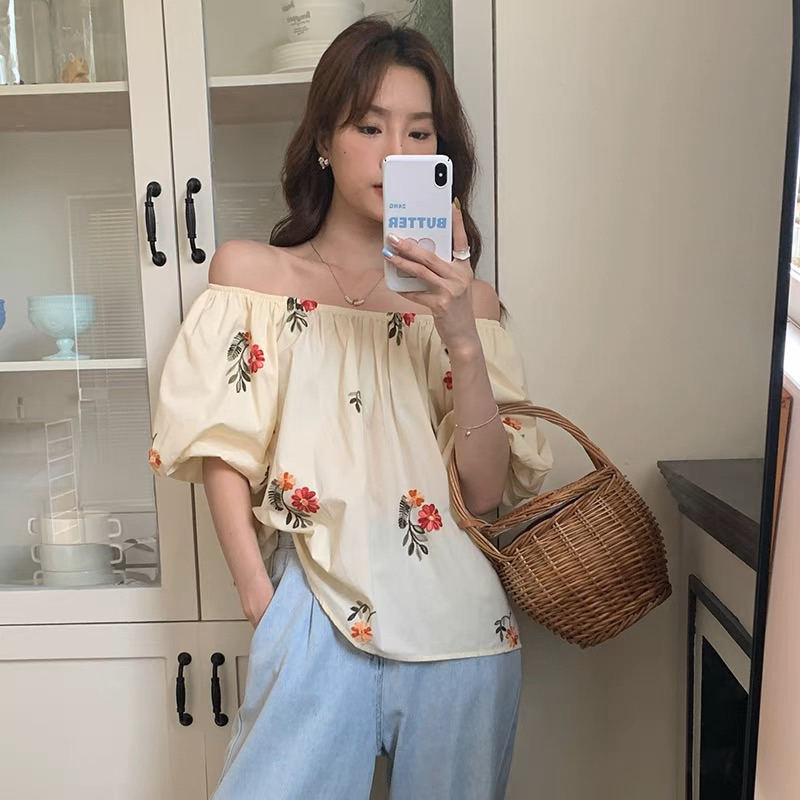 Áo trễ vai hoa thêu xinh xắn dành cho mùa hè