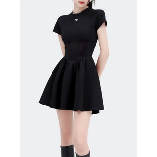 Đầm body dáng xoè