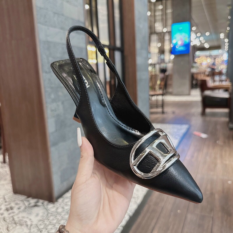 Gót D Siêu hot cập bến