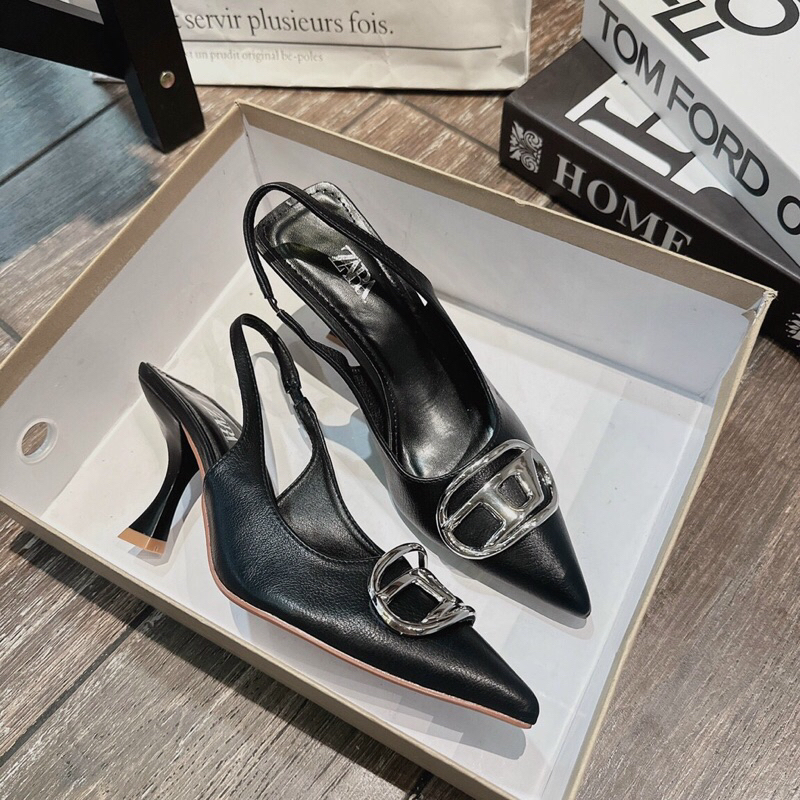 Gót D Siêu hot cập bến