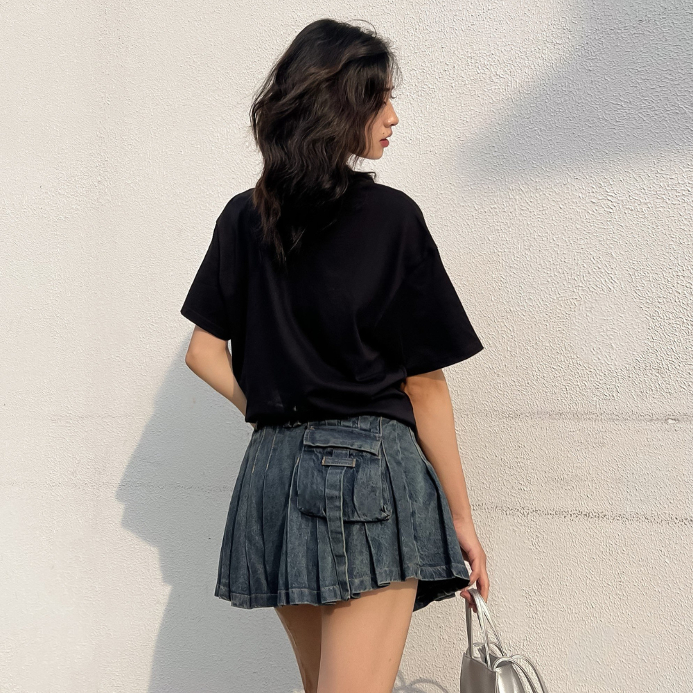 Áo thun nữ Shimmer Show T-Shirt màu đen đính hạt - Charm tee Onism