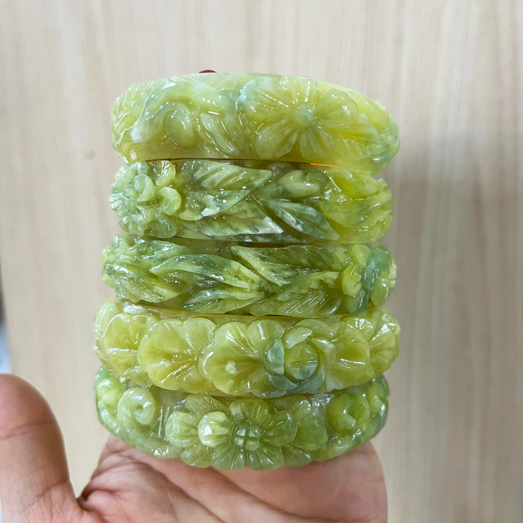 Vòng tay chạm hoa ngọc onyx thật màu vàng cho người mệnh Thủy và Kim