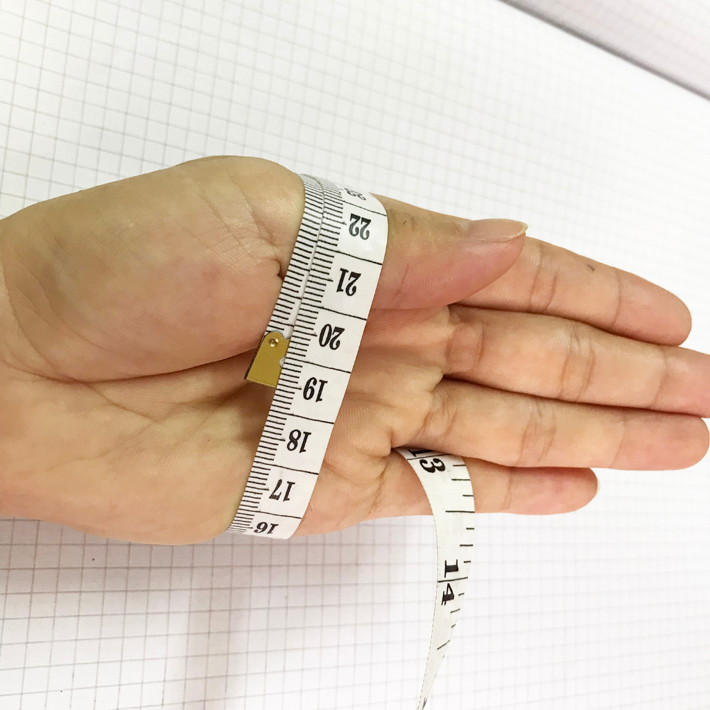 Vòng tay chạm hoa ngọc onyx thật màu vàng cho người mệnh Thủy và Kim