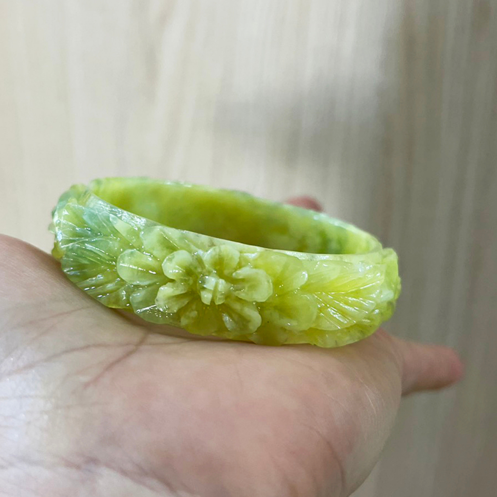 Vòng tay chạm hoa ngọc onyx thật màu vàng cho người mệnh Thủy và Kim