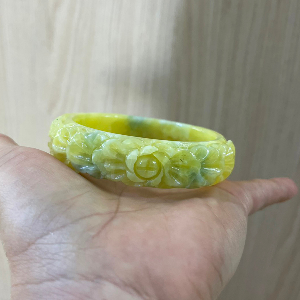 Vòng tay chạm hoa ngọc onyx thật màu vàng cho người mệnh Thủy và Kim