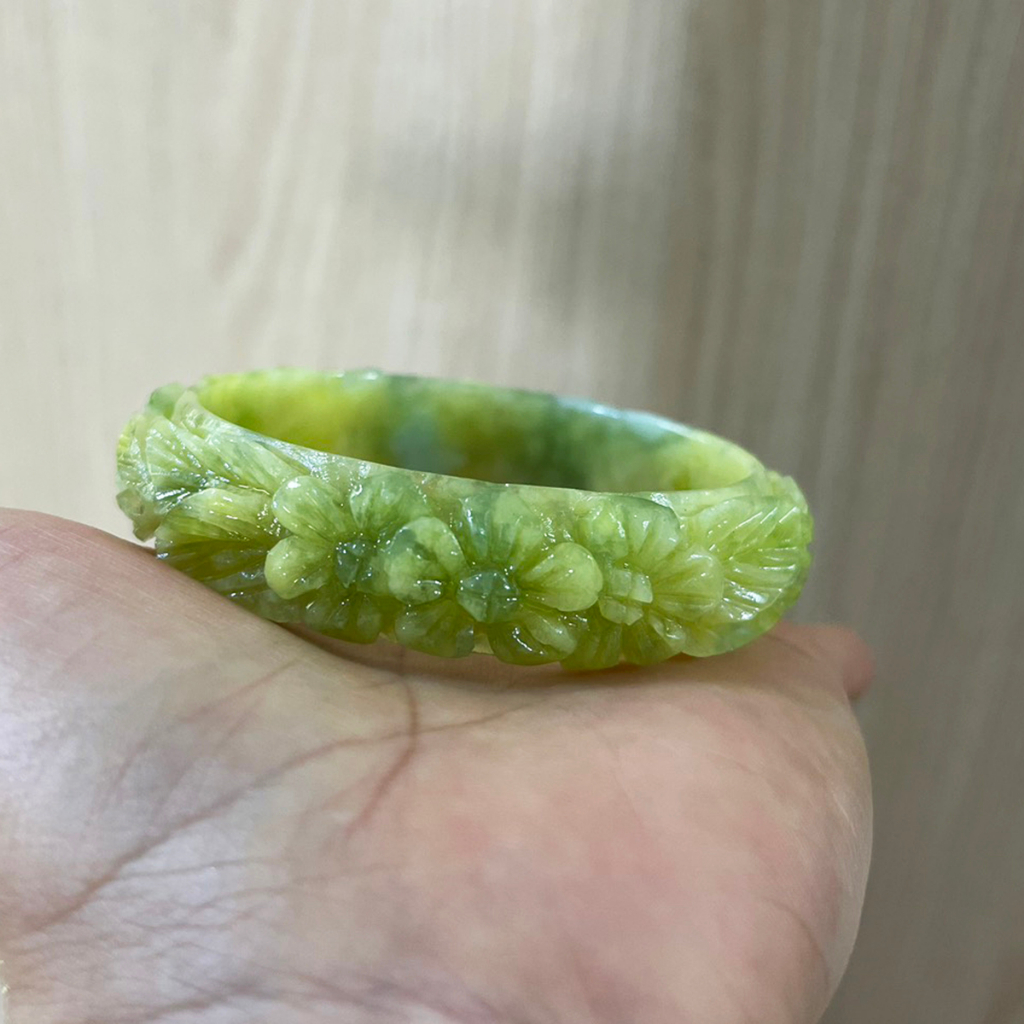 Vòng tay chạm hoa ngọc onyx thật màu vàng cho người mệnh Thủy và Kim