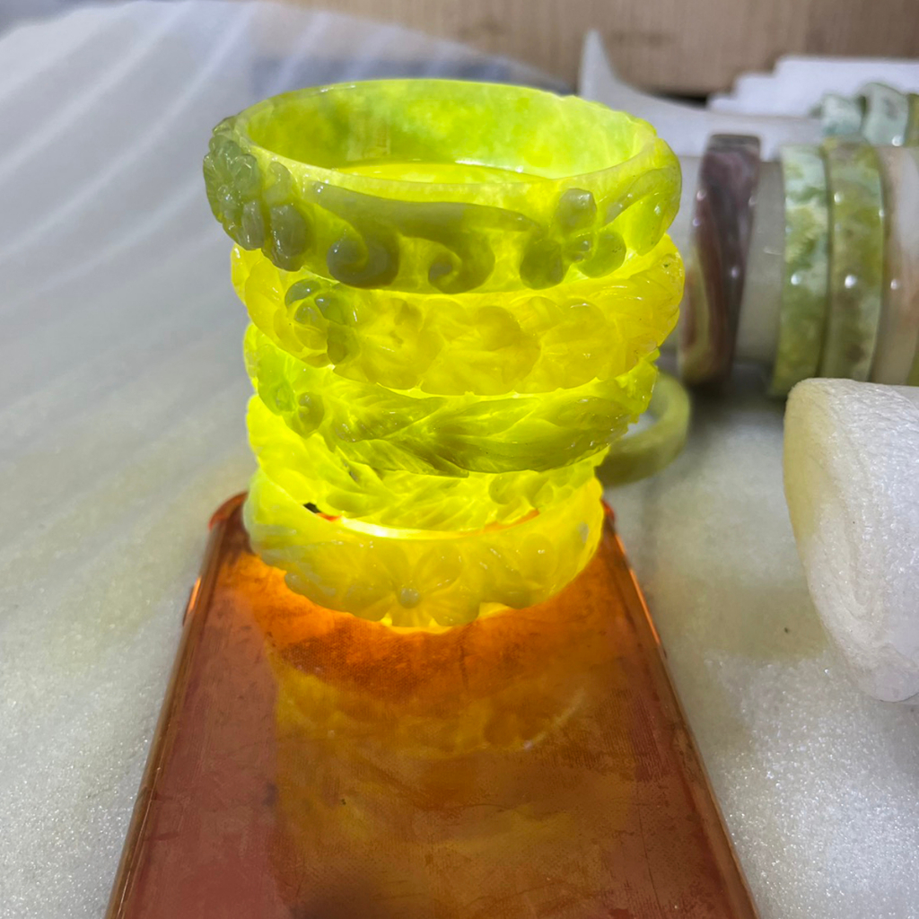 Vòng tay chạm hoa ngọc onyx thật màu vàng cho người mệnh Thủy và Kim