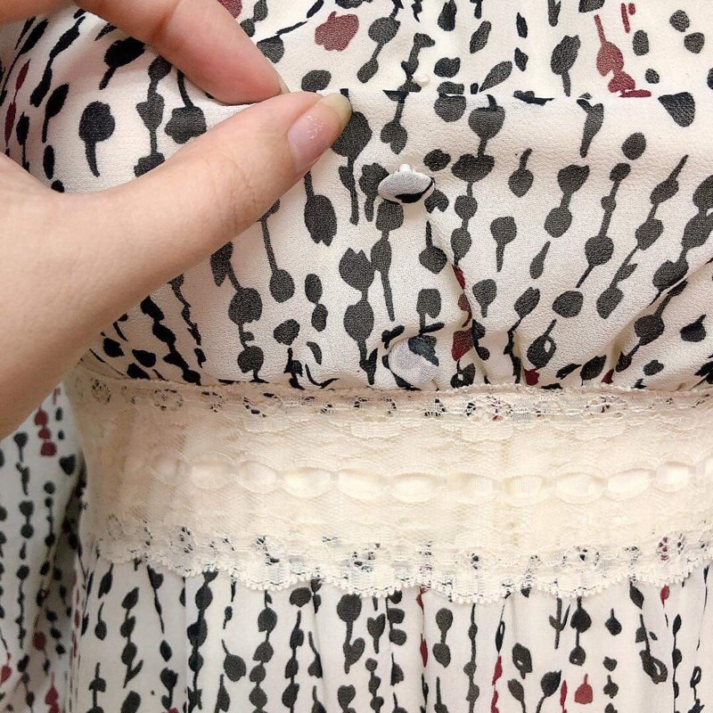 Đầm voan trắng sọc hoạ tiết kiểu