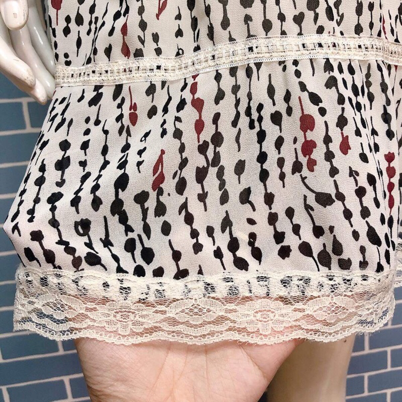 Đầm voan trắng sọc hoạ tiết kiểu