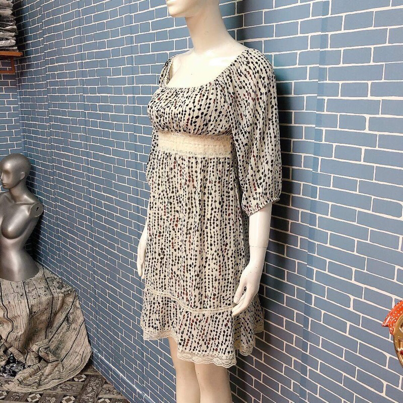 Đầm voan trắng sọc hoạ tiết kiểu