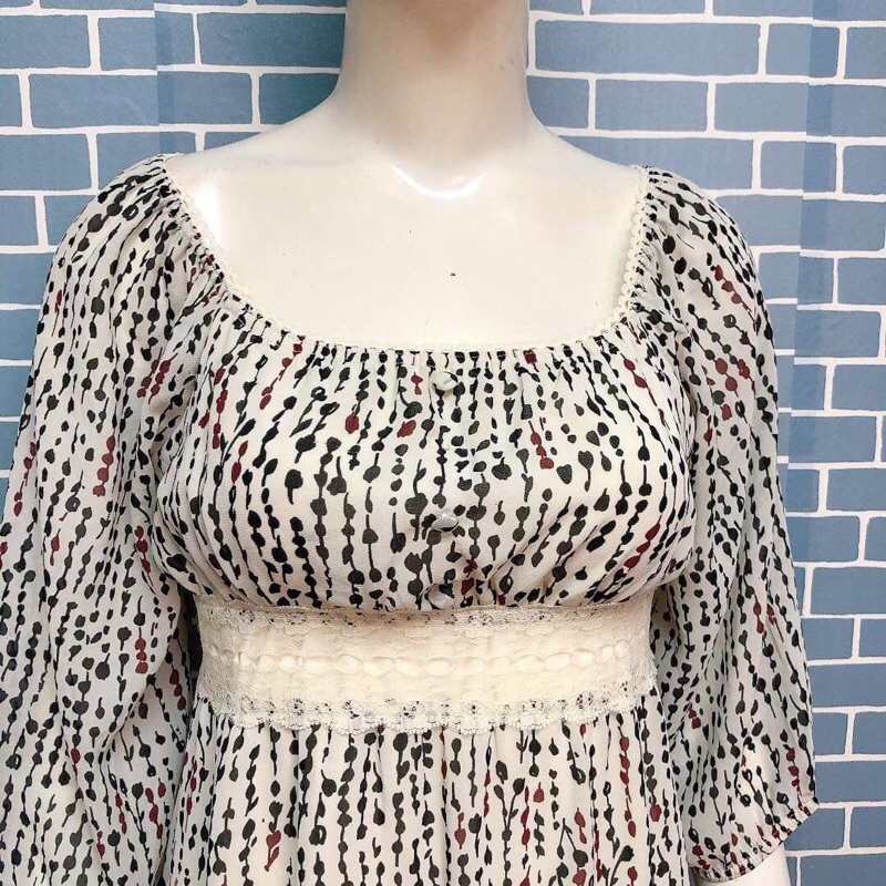 Đầm voan trắng sọc hoạ tiết kiểu