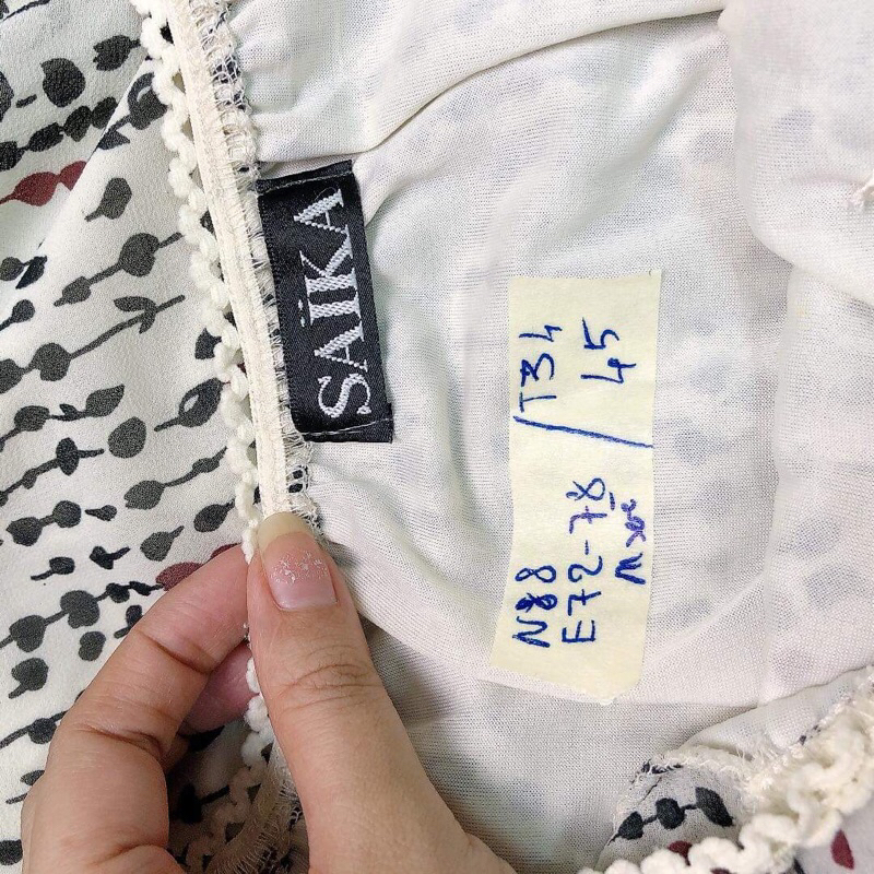 Đầm voan trắng sọc hoạ tiết kiểu