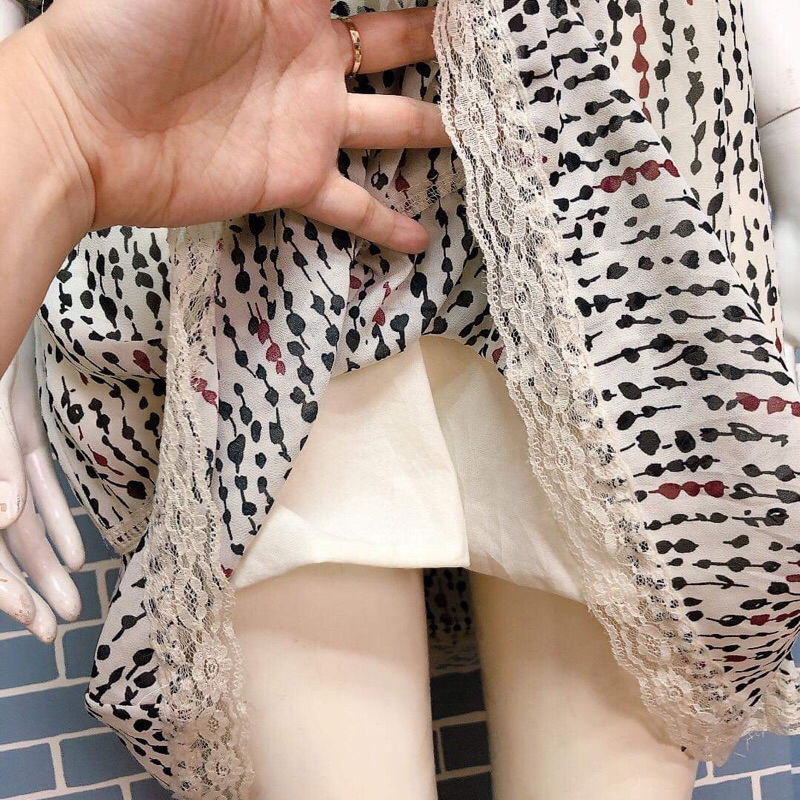 Đầm voan trắng sọc hoạ tiết kiểu