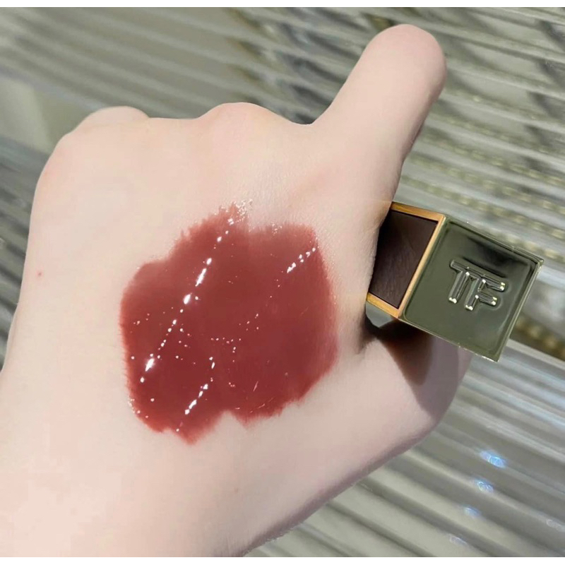 Son môi Tomford Gloss Luxe Lip màu 20 Phantôme 08 , son bóng nhưng mỏng nhẹ, màu lên môi cực chuẩn, nhiều dưỡng