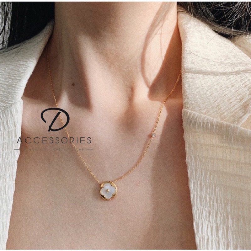 Dây chuyền vòng cổ cá tính titan hoa lv xà cừ vàng không đen