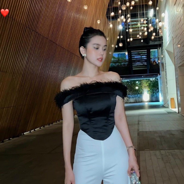 áo kiểu vạt nhọn phối đính lông vũ