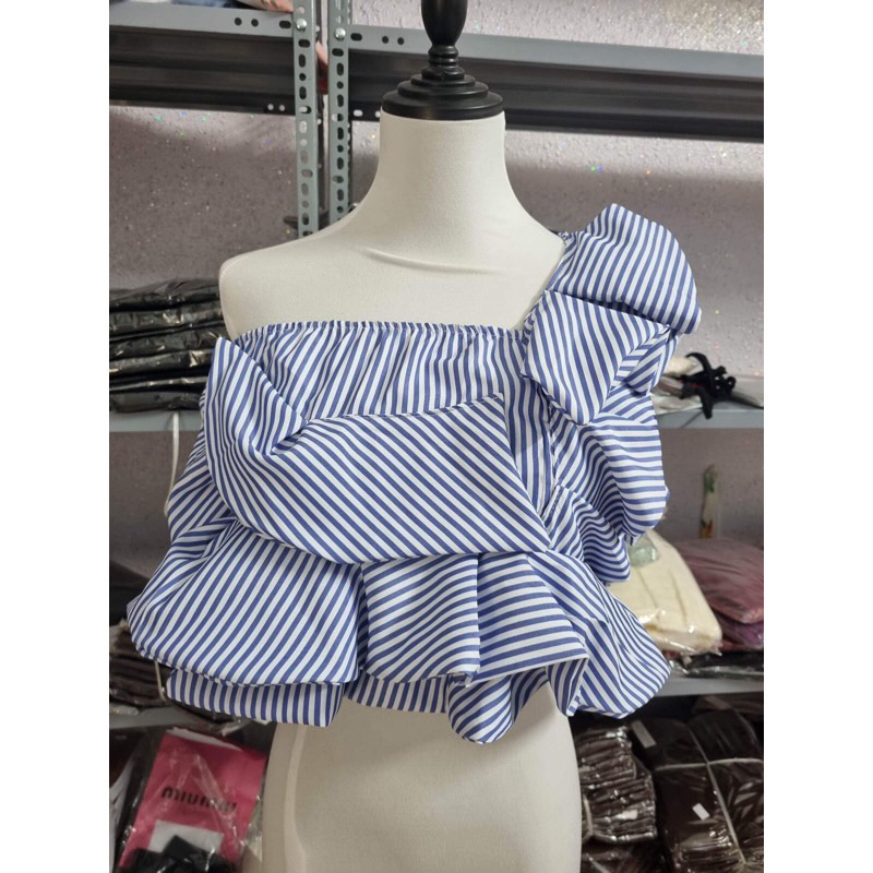 Áo kiểu lệch vai kẻ xanh trắng