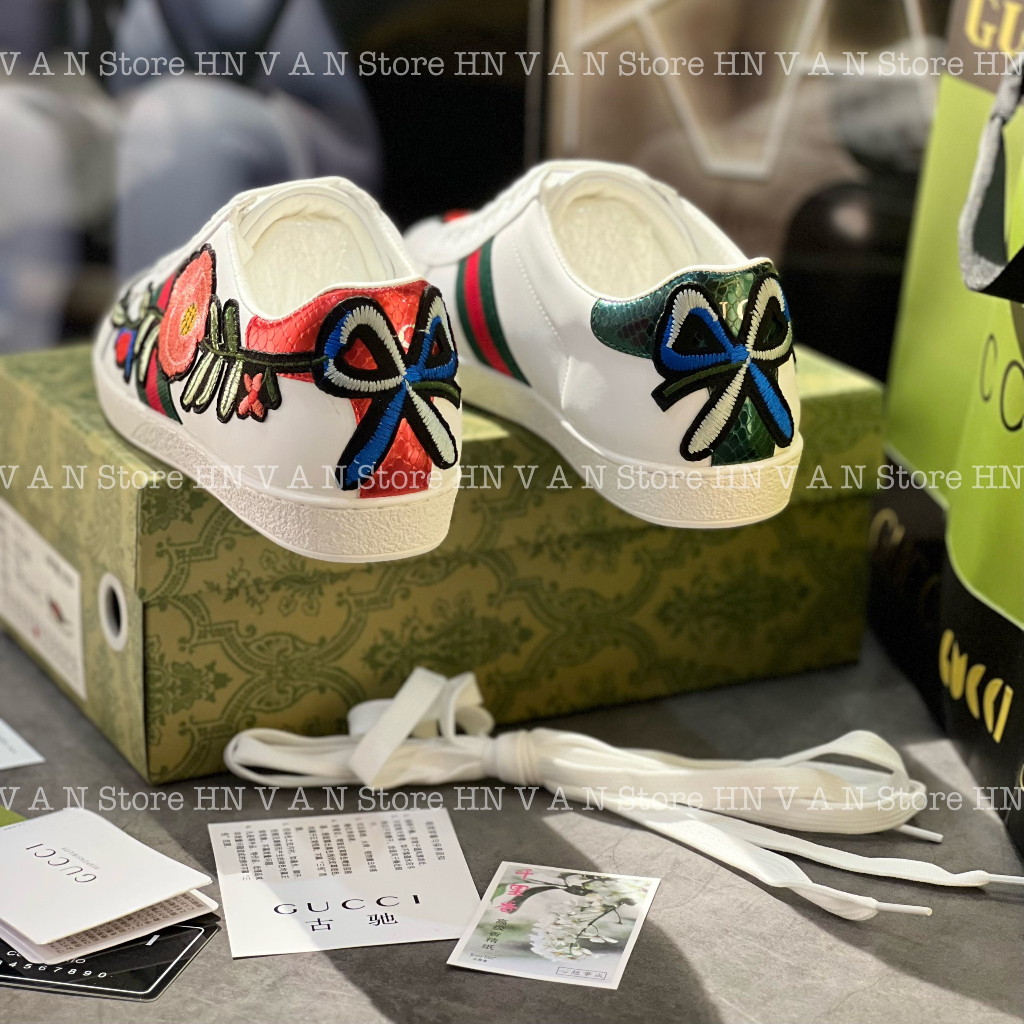 Giày Thể Thao GC ACE Họa Tiết Bông Hoa Thêu Gót Hình Bướm Gucci Hoa Hồng LA On Web Cao Cấp