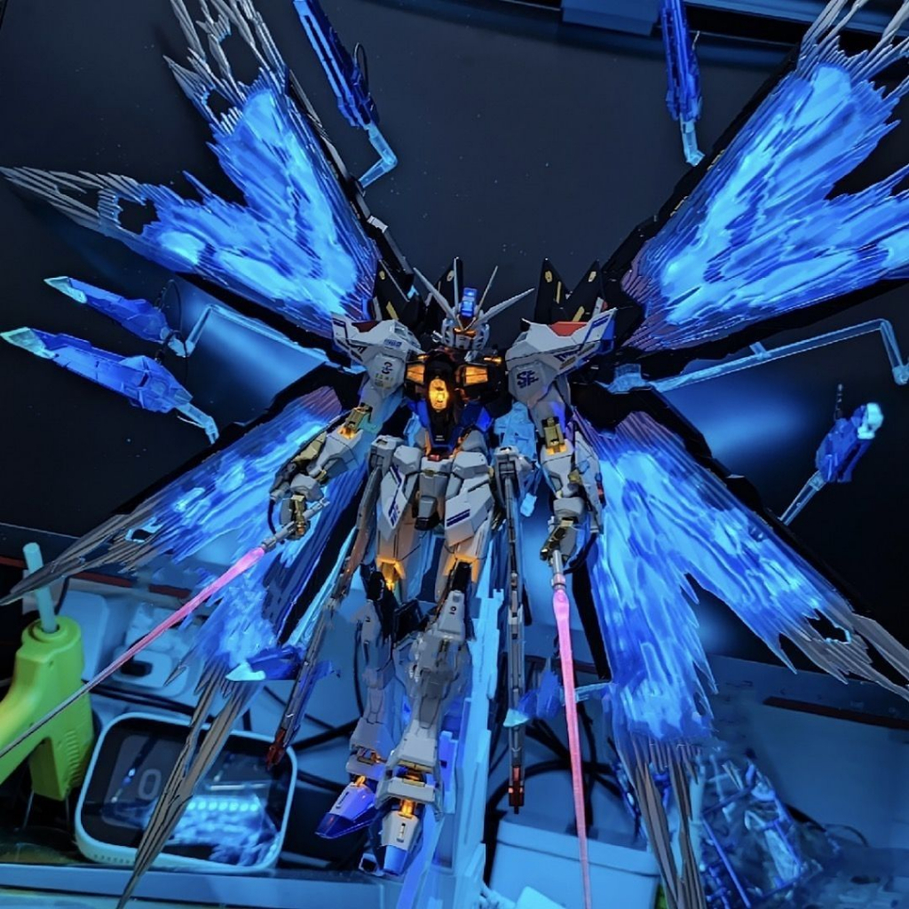 Gundam mô hình cưỡng bức miễn phí đỏ dị giáo