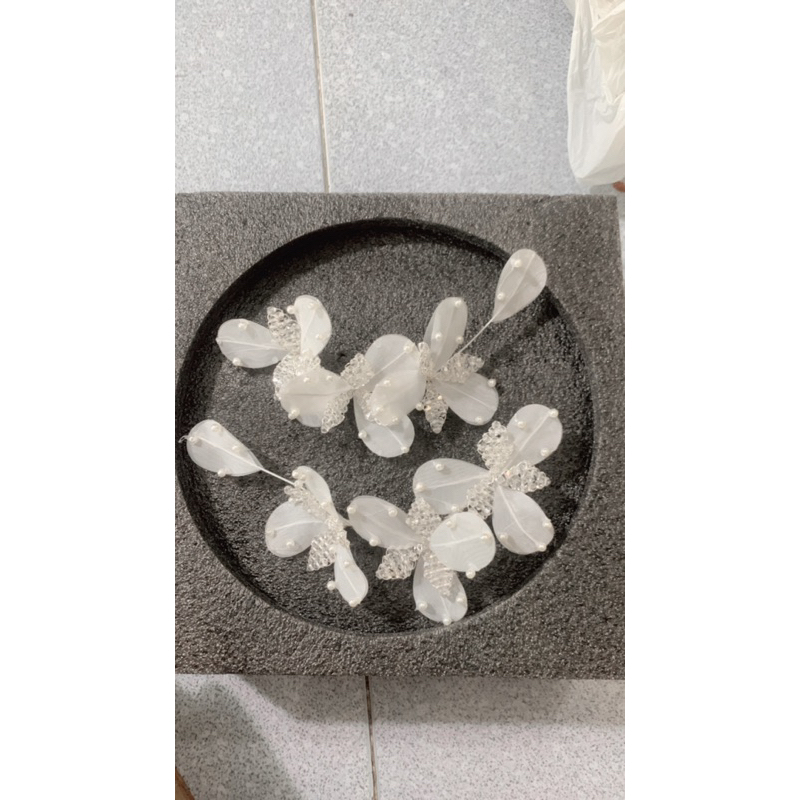 Các mẫu cài tóc cô dâu bán cả bộ