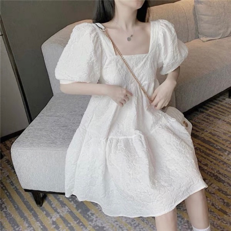 Váy Babydoll Gấm Xốp Hoa Nổi Nơ Lưng Màu Trắng