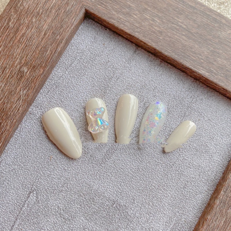 Móng tay trắng đá đá thiết kế