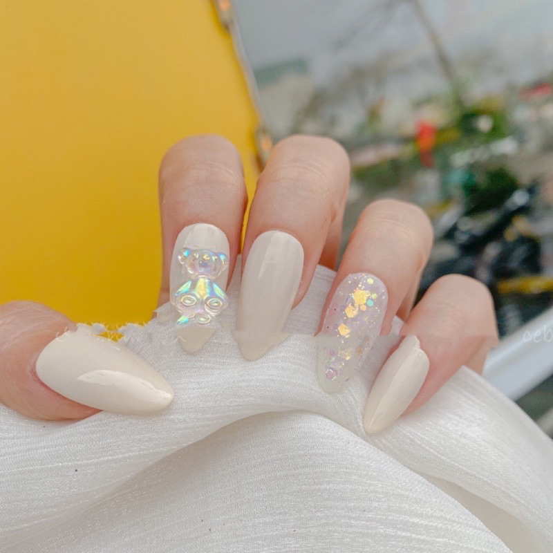 Móng tay trắng đá đá thiết kế