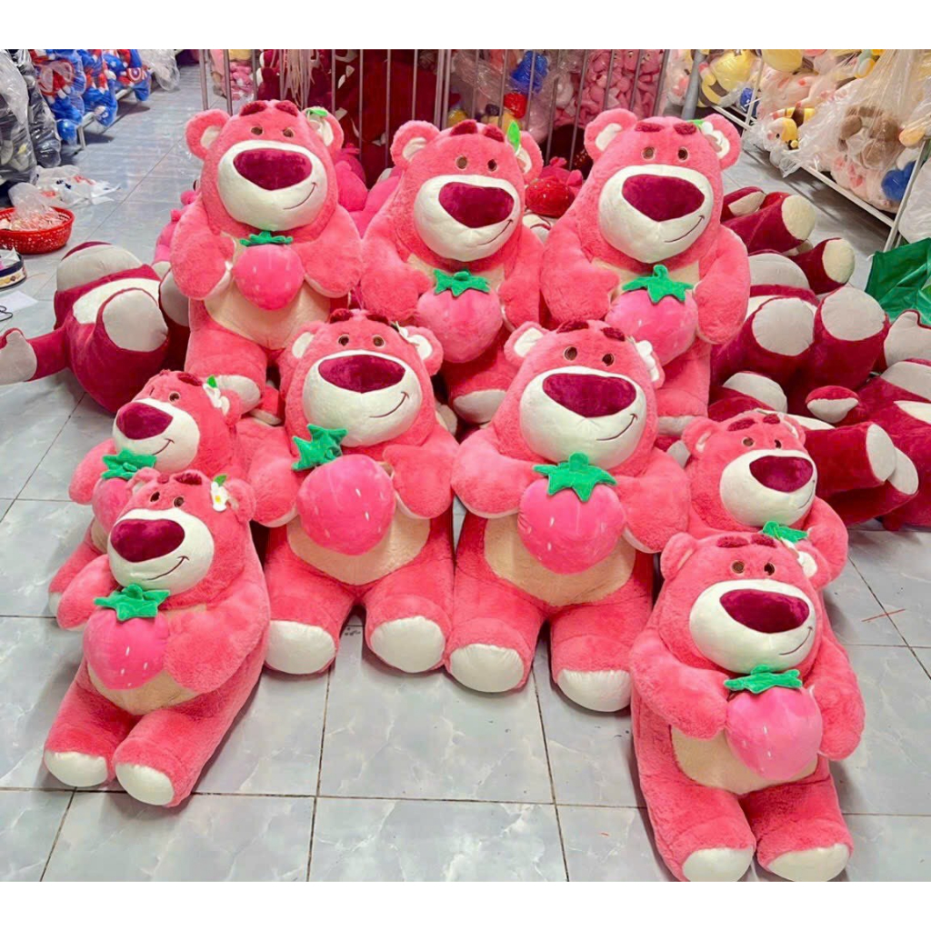 Gấu dâu Lotso ôm trái dâu