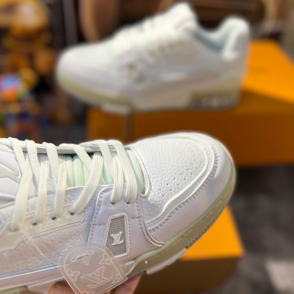 Giày Thể Thao LV 54 Trainer Da Thật Trắng Xám Họa Tiết Phản Quang Sianature White Đế Vàng Nâu