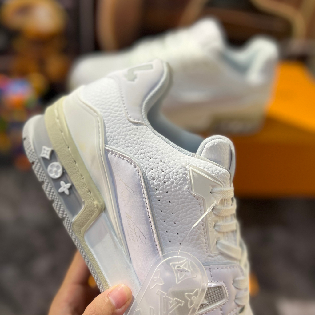 Giày Thể Thao LV 54 Trainer Da Thật Trắng Xám Họa Tiết Phản Quang Sianature White Đế Vàng Nâu