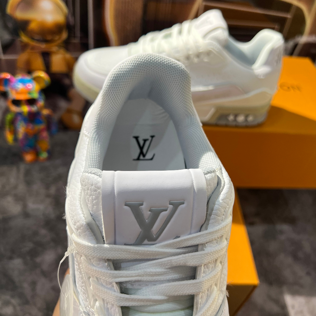 Giày Thể Thao LV 54 Trainer Da Thật Trắng Xám Họa Tiết Phản Quang Sianature White Đế Vàng Nâu