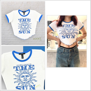Áo thun croptop lai cắt in The Sun tay viền xanh vnxk