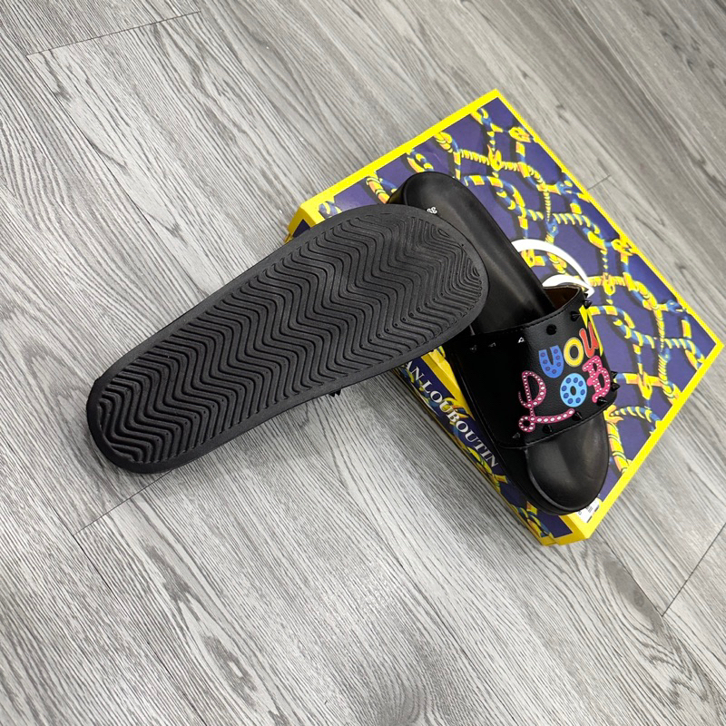 Dép lê nam quai ngang LBT da PU in chữ 7 màu phối tag đinh đen viền quai siêu rẻ đẹp mẫu hot 2023