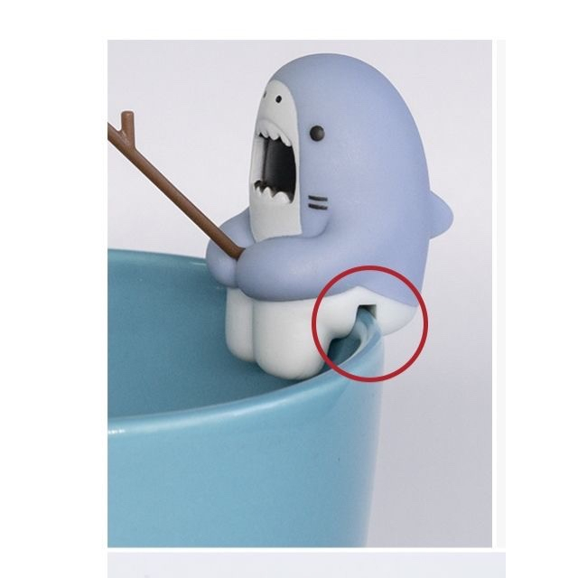 Bé cá mập giữ túi trà siêu cute
