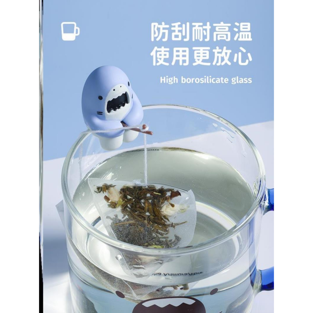 Bé cá mập giữ túi trà siêu cute