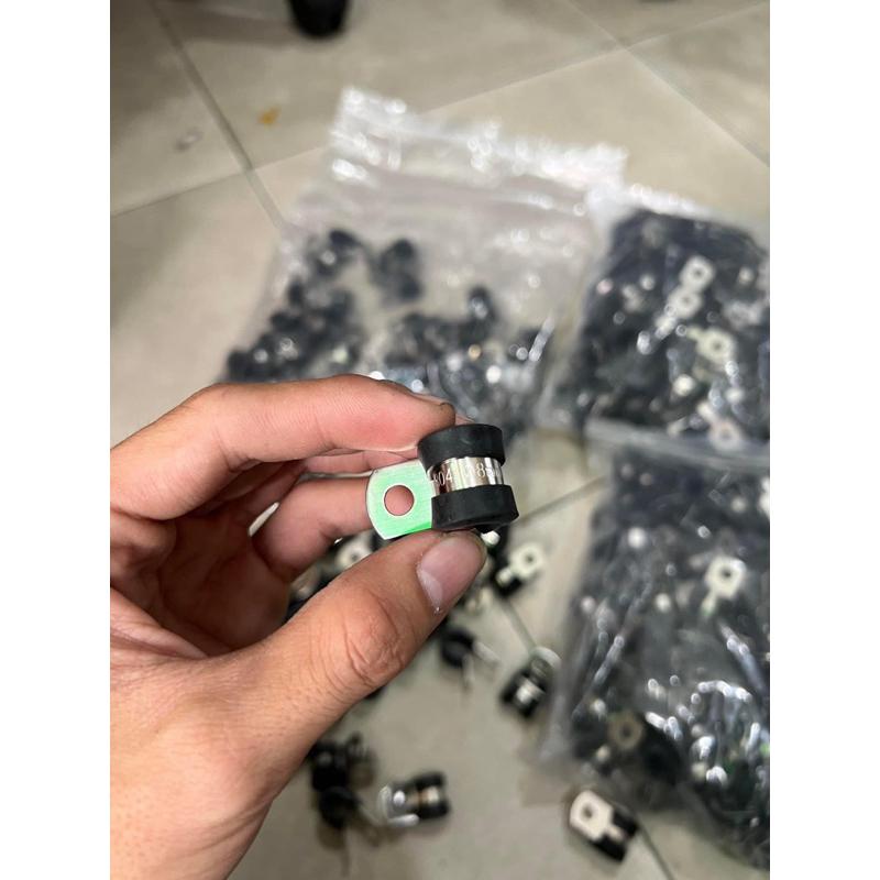 Cao su kẹp dây dầu