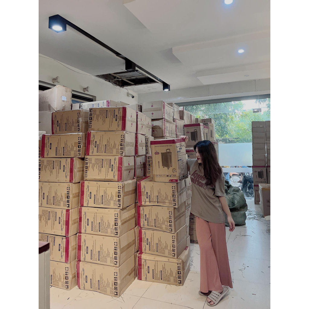 ONTEKCO audio Bộ loa kéo HOZING 8002 kèm 2 micro gold bass 8 inh, có bánh xe di chuyển hát karaoke hay