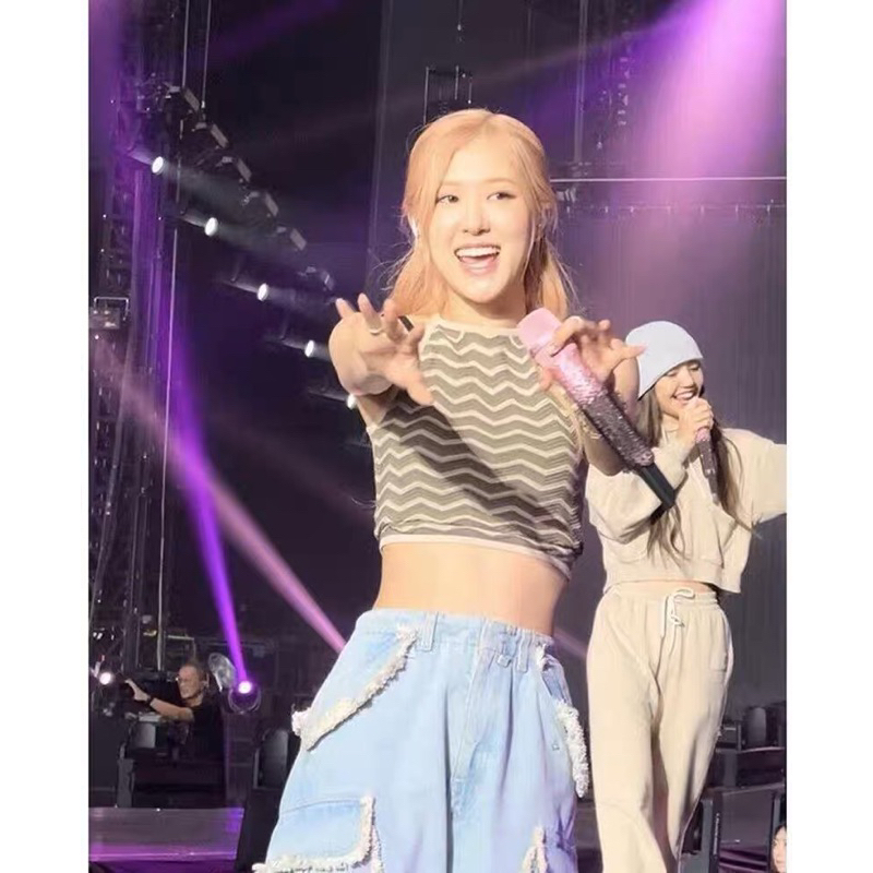 Áo croptop cổ yếm và quần jeans giống Rosé Blackpink