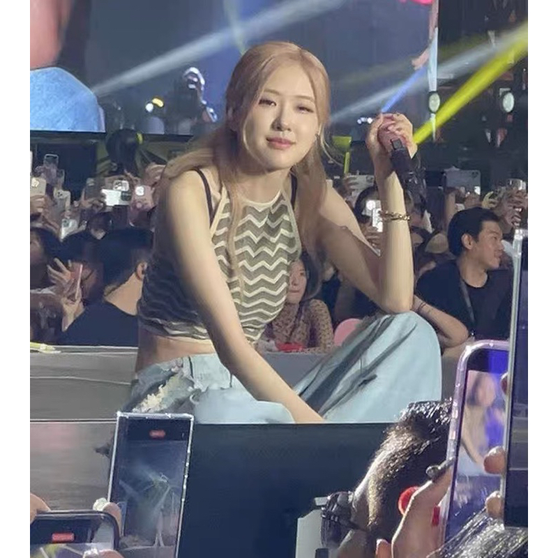 Áo croptop cổ yếm và quần jeans giống Rosé Blackpink