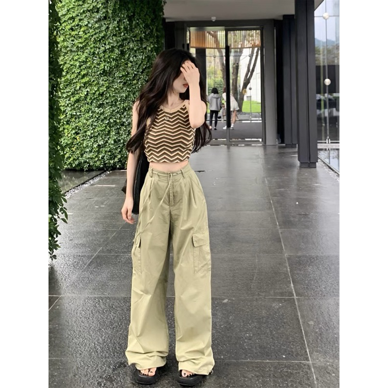 Áo croptop cổ yếm và quần jeans giống Rosé Blackpink