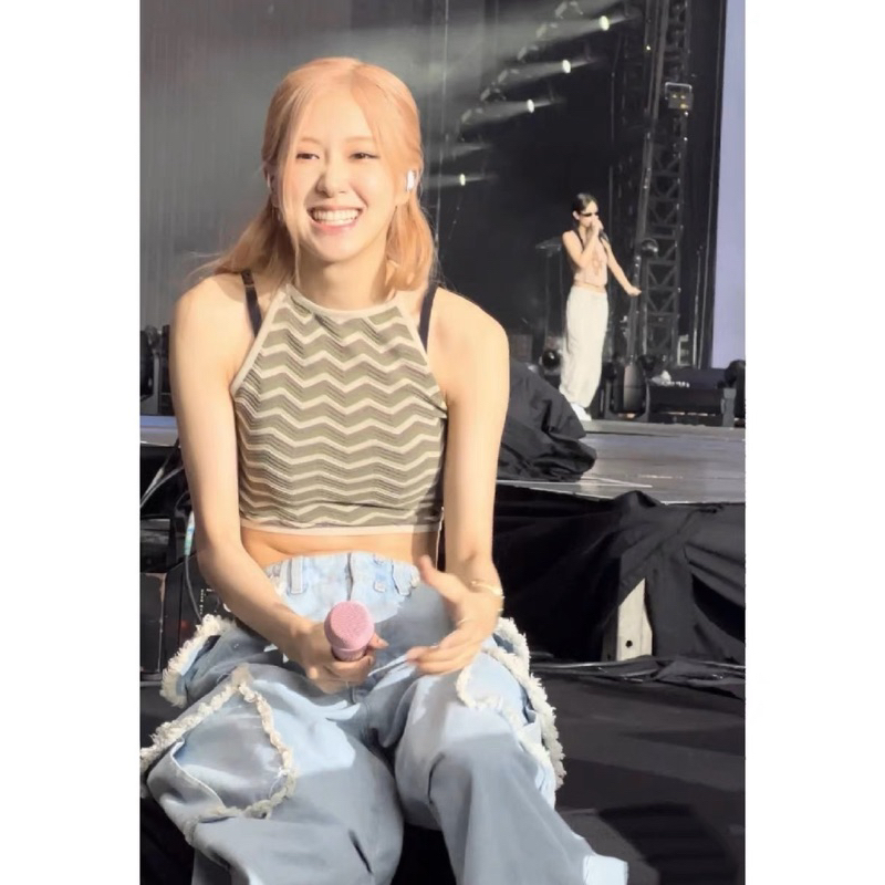 Áo croptop cổ yếm và quần jeans giống Rosé Blackpink
