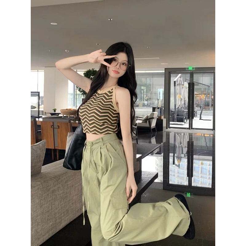 Áo croptop cổ yếm và quần jeans giống Rosé Blackpink