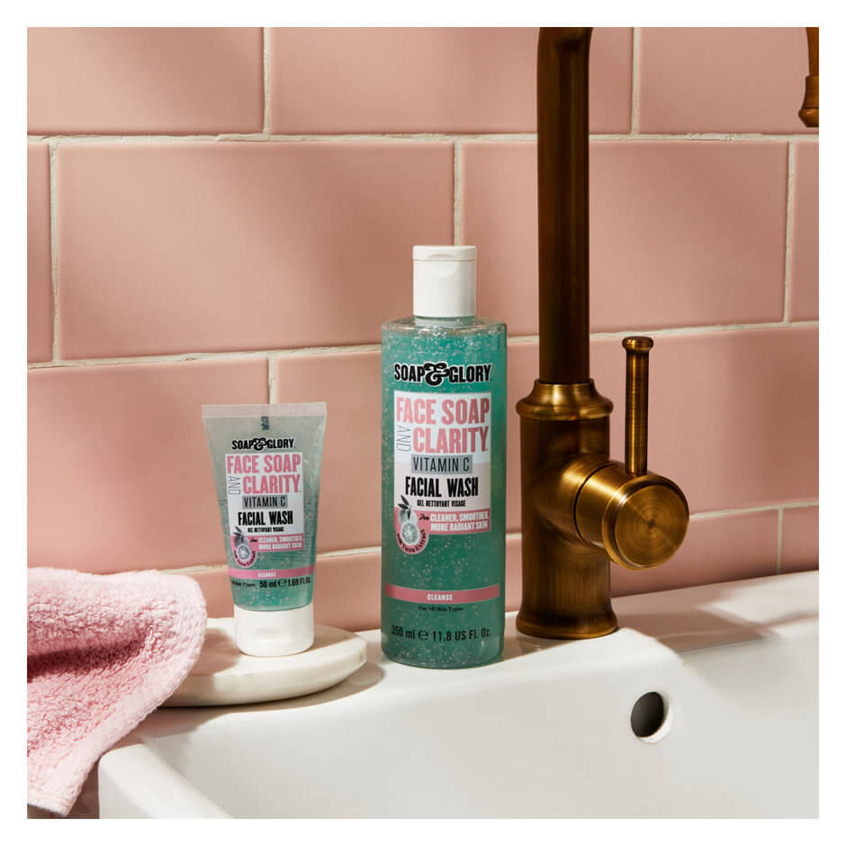 Sữa rửa mặt sáng da Soap & Glory Face Soap & Clarity 3 in 1 Daily Vitamin C Facial Wash 350ml