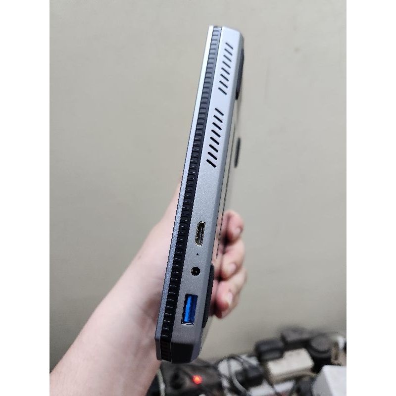 Laptop mini 7 inch nhỏ gọn có camera, cấu hình cao đủ sức làm việc, giải trí